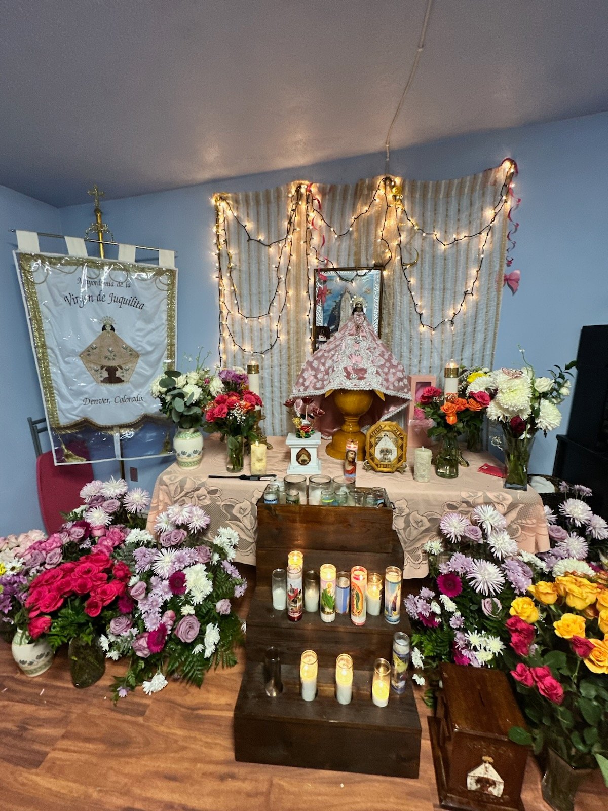 Altar de la Virgen de Juquila en una casa de la comunidad