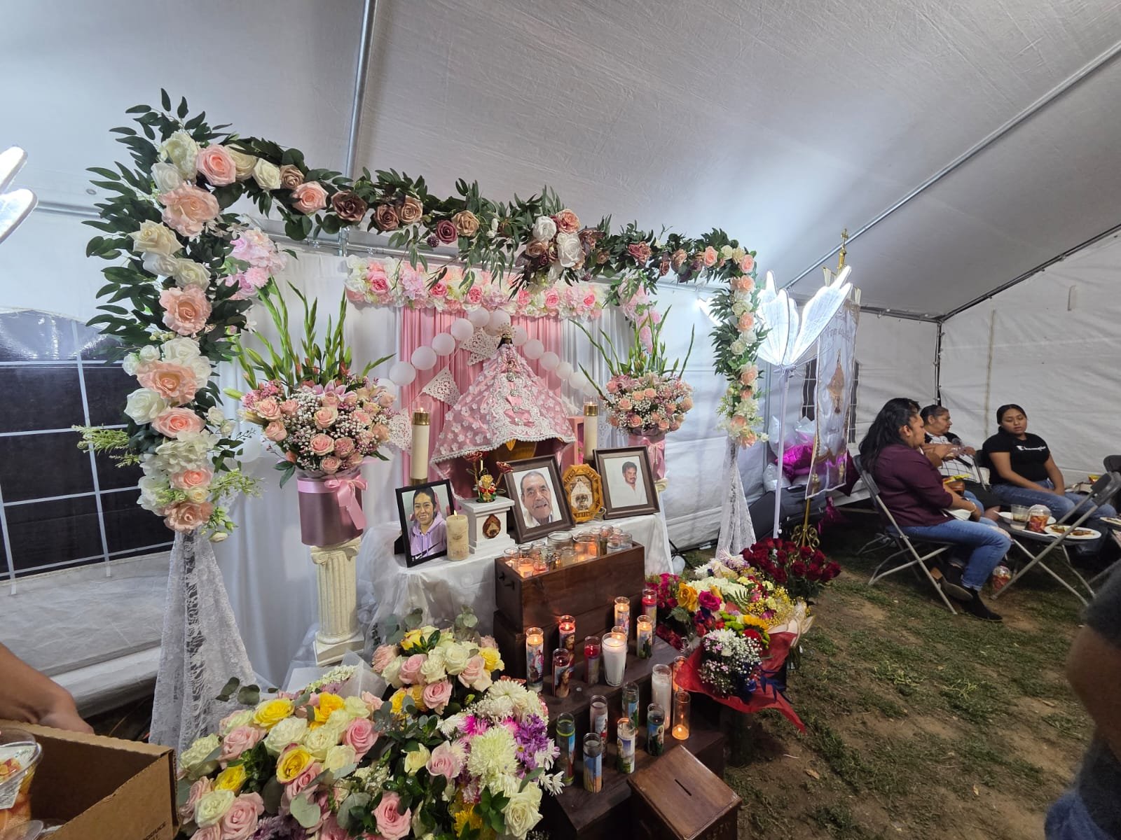 Altar bajo la carpa