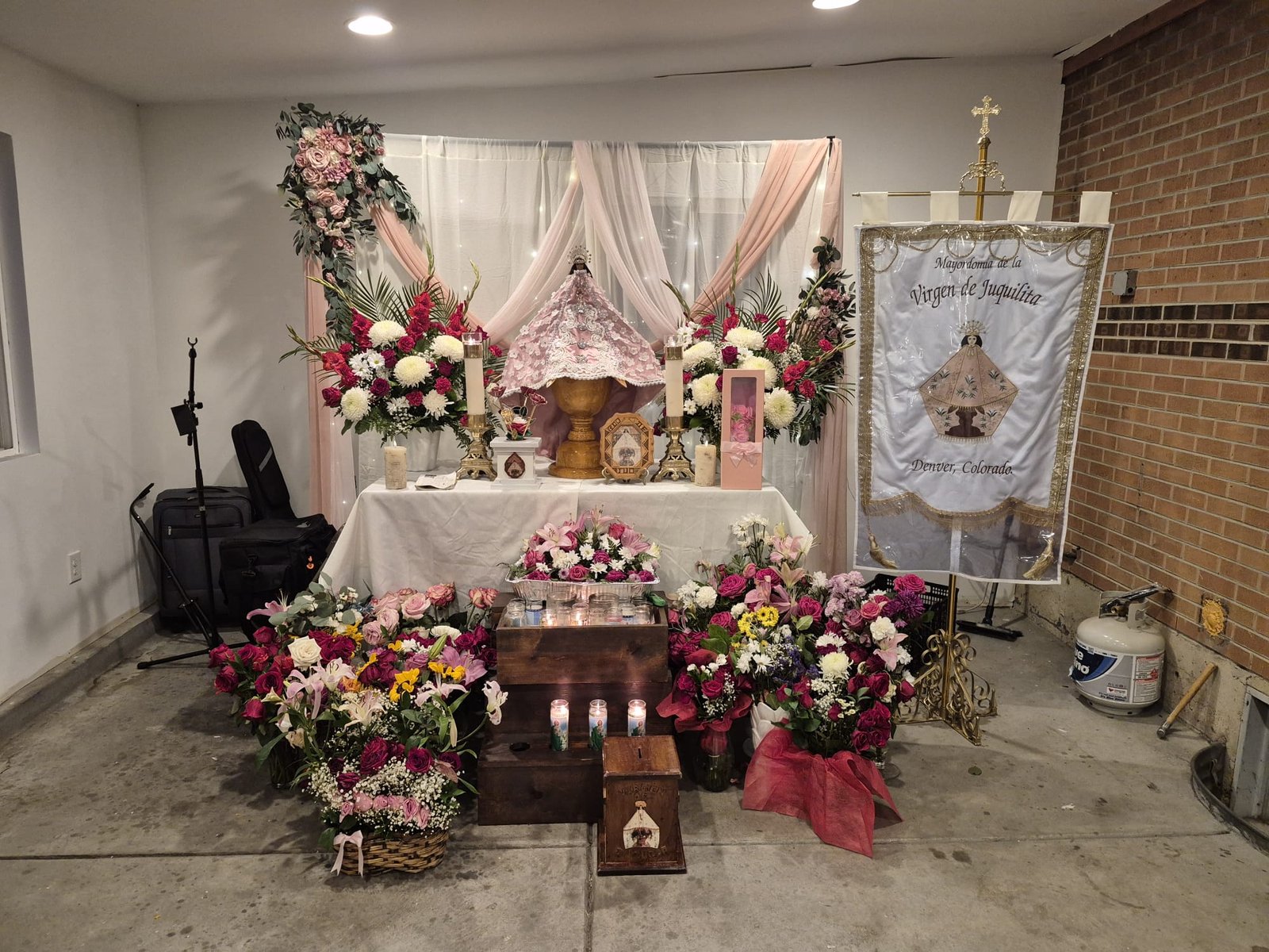 Altar con el estandarte de la Mayordomía