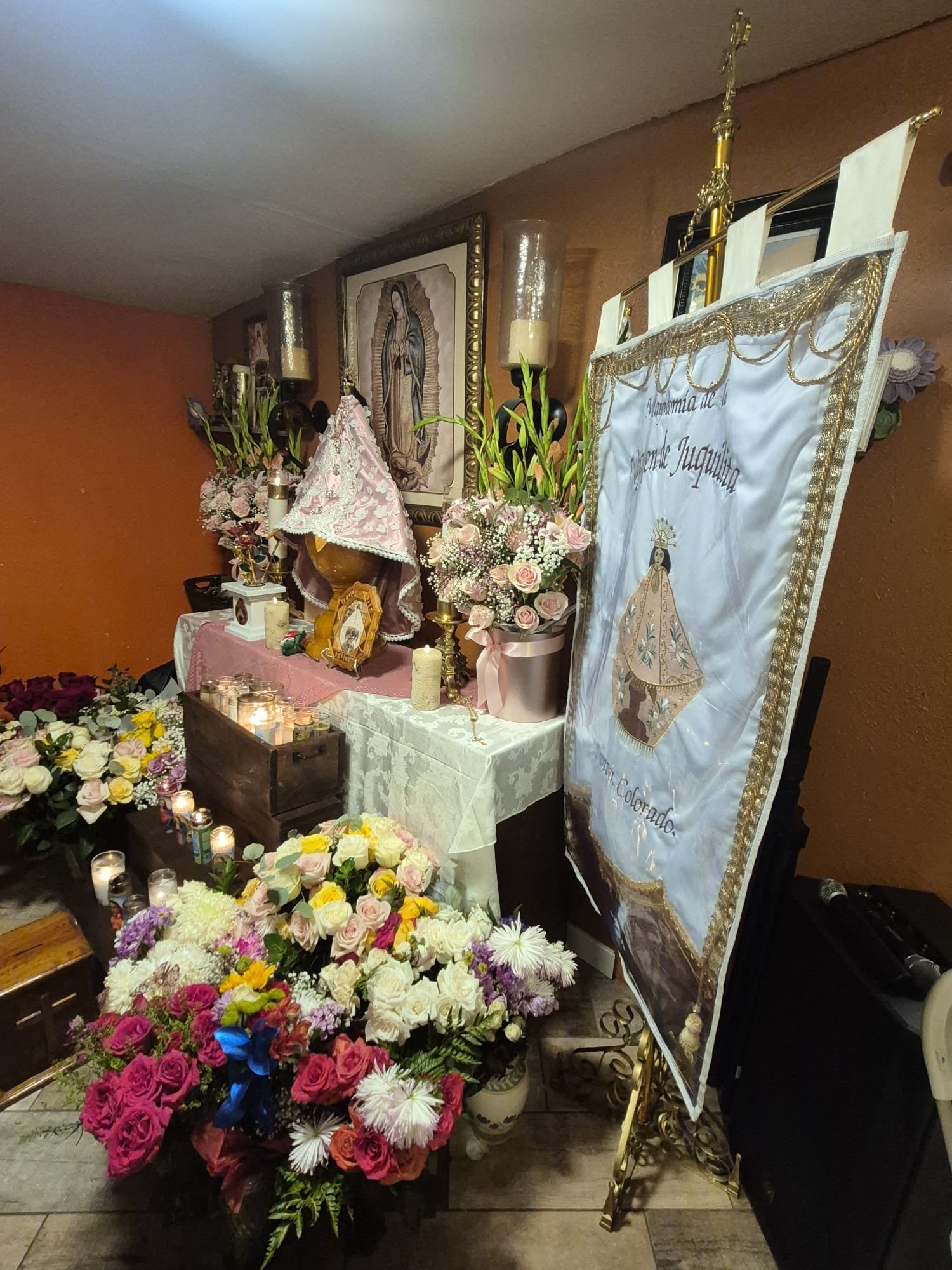 Flores y velas al pie del altar